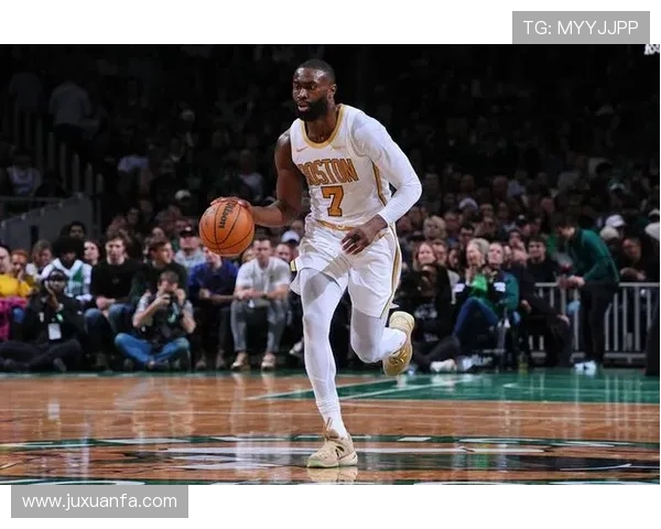 杰伦布朗全能表现助球队获胜6投仅2中却贡献8分5板6助3抢断